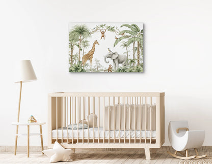 Detail van een olifant met vogel op zijn hoofd, een giraf, hangende en spelende aapjes, omringd door tropische bladeren en planten.
