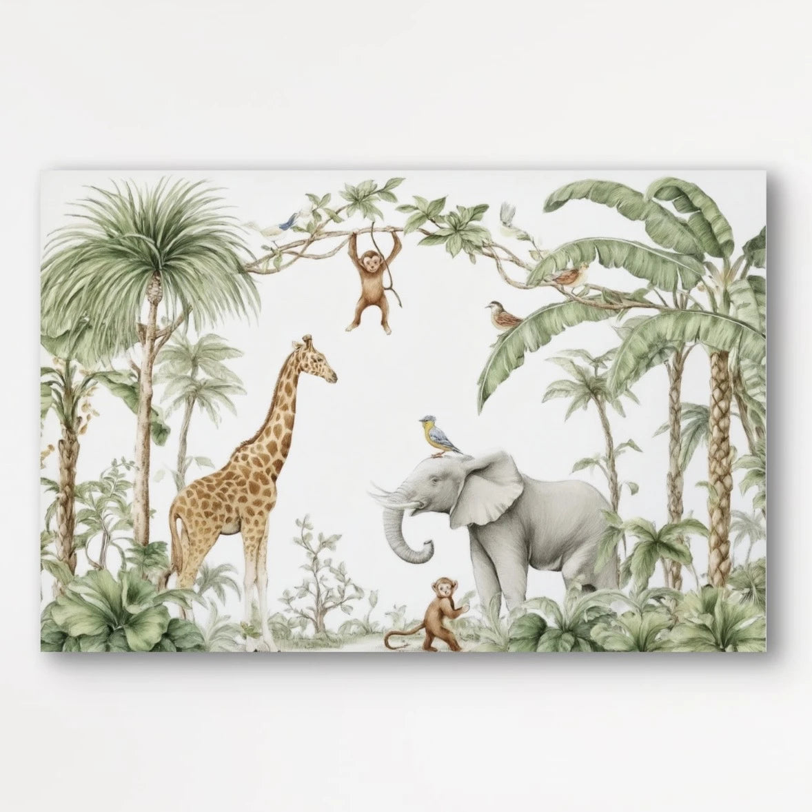 Kunstwerk met jungletafereel van olifant, giraf, aapjes en vogels in een groene omgeving met palmen, in zachte natuurtinten op witte achtergrond.
