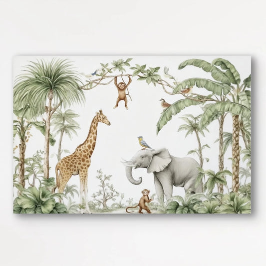 Kunstwerk met jungletafereel van olifant, giraf, aapjes en vogels in een groene omgeving met palmen, in zachte natuurtinten op witte achtergrond.
