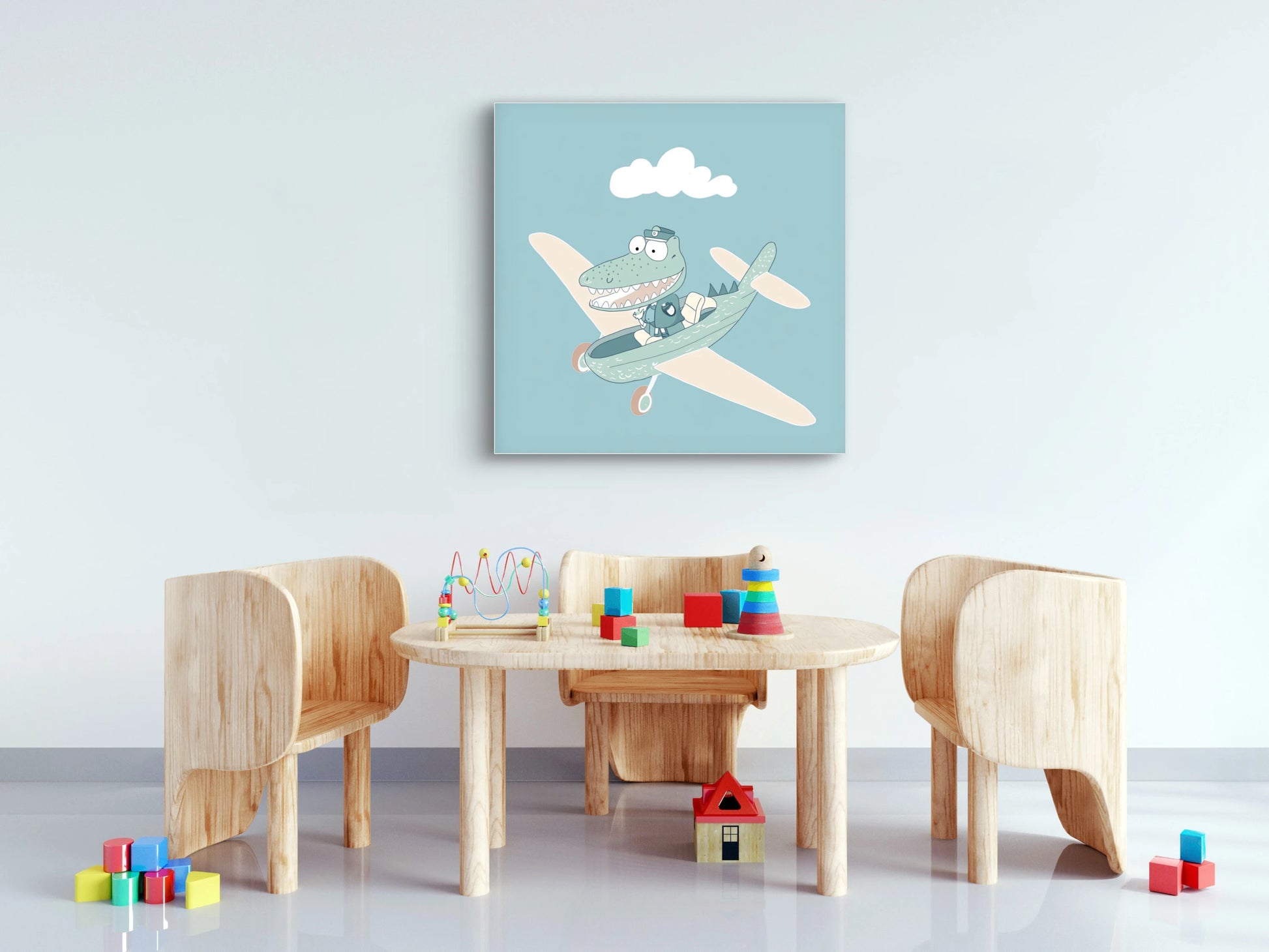 Detailweergave van een lachende krokodil in pilotenoutfit, vliegend in een vliegtuig met lichte vleugels tegen een blauwe achtergrond.
