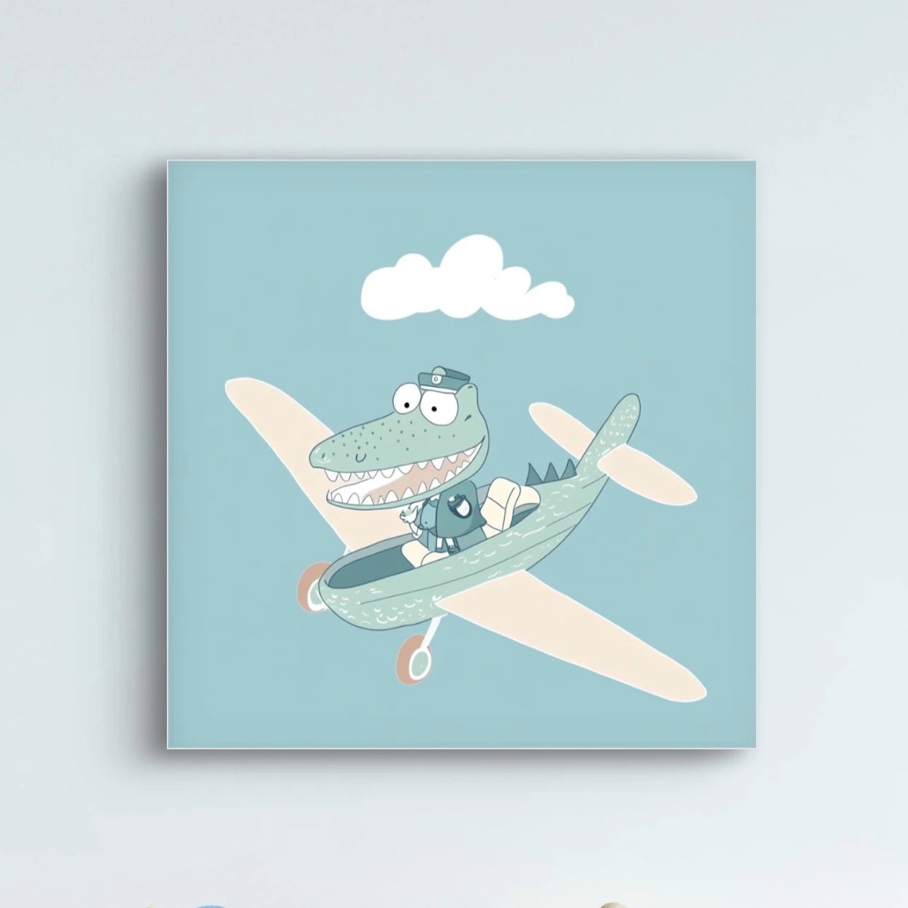 Kunstwerk met een cartoonkrokodil als piloot in een retro vliegtuig, vliegend tegen een blauwe lucht met een witte wolk.
