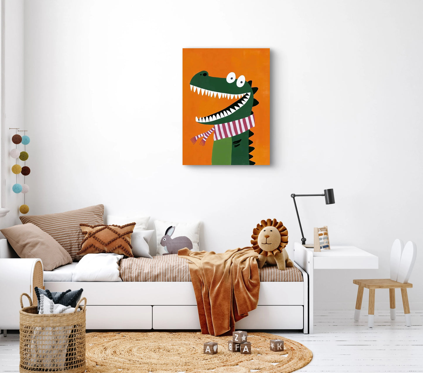 Kunstwerk met lachende cartoonkrokodil in rood-wit gestreepte sjaal tegen een feloranje achtergrond.
