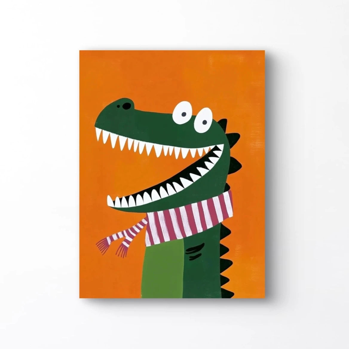 Detail van een groene krokodil met brede lach en scherpe witte tanden, getekend in speelse stijl met opvallend oranje als achtergrond.

