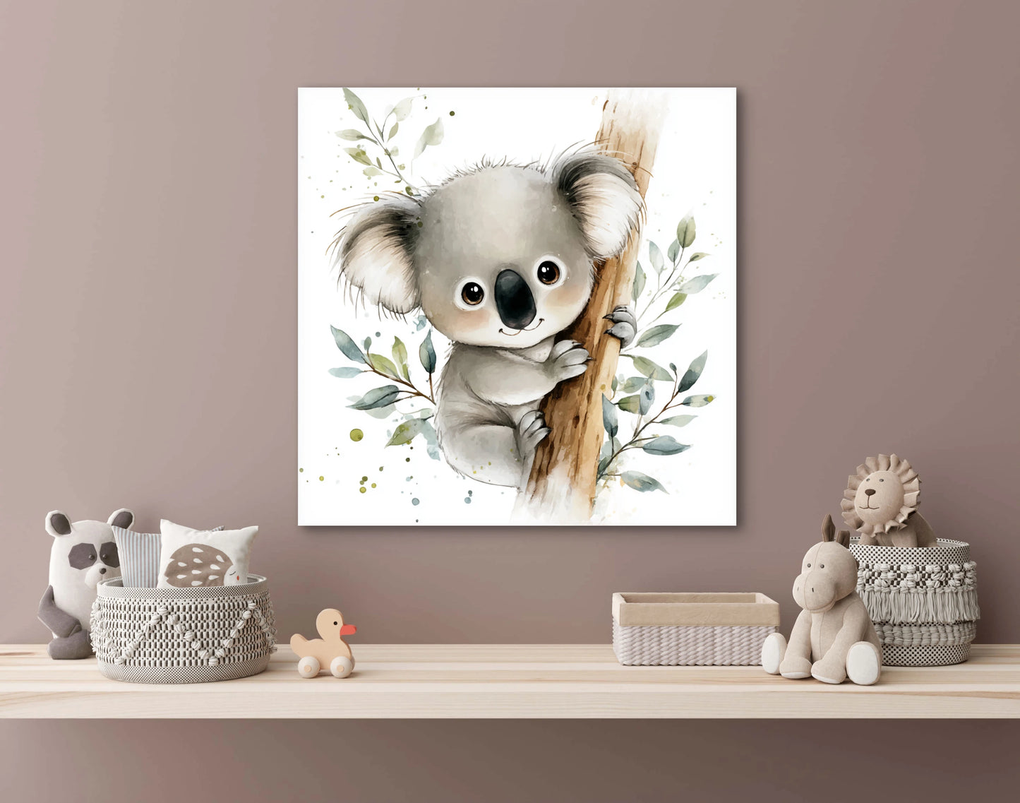 Mock-up van kinderkamer met kunstwerk van een koala in boom, boven een houten plank met speelgoed en mandjes in zachte aardetinten.
