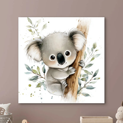 Detail van een koala met grote ogen die een boomstam vasthoudt, omringd door groene bladeren en subtiele aquarelspatten.
