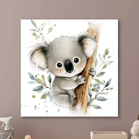 Detail van een koala met grote ogen die een boomstam vasthoudt, omringd door groene bladeren en subtiele aquarelspatten.

