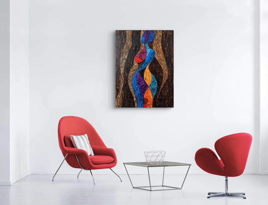 Abstracte wanddecoratie met vrouwelijke vormen in blauw, oranje, paars en rood in modern wit interieur met rode stoelen
