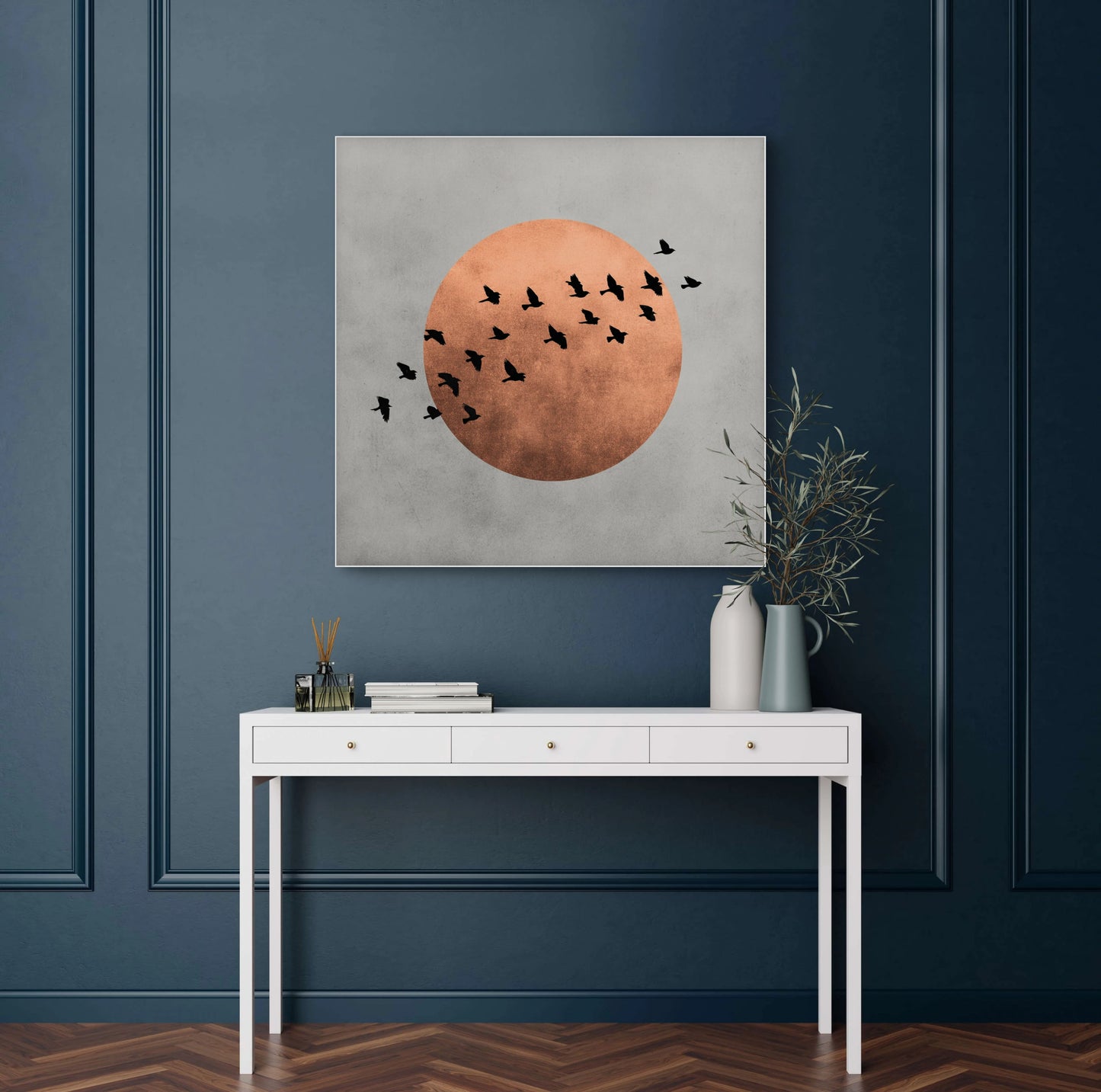 Kunstwerk Koperzwerm boven een witte tafel tegen een donkerblauwe muur met houten vloer.
