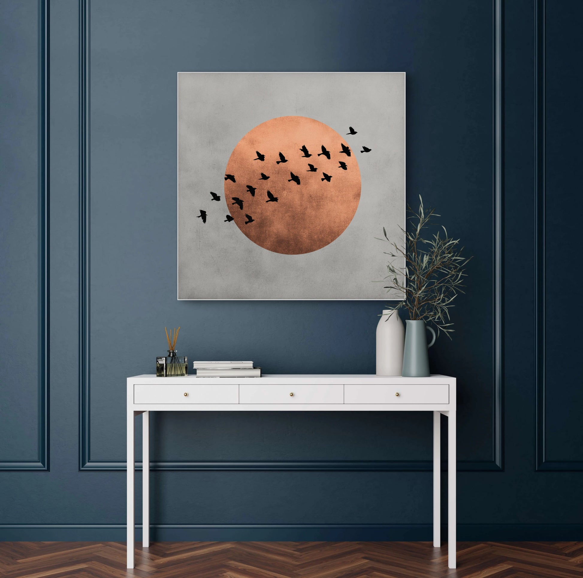 Kunstwerk Koperzwerm boven een witte tafel tegen een donkerblauwe muur met houten vloer.
