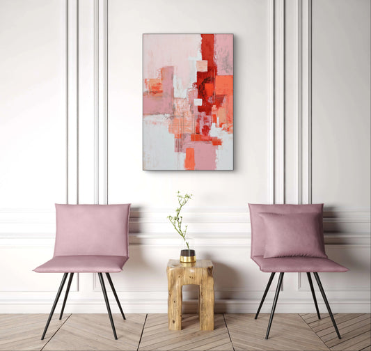Abstract kunstwerk in roze en koraal tinten boven twee roze stoelen in elegante ruimte
