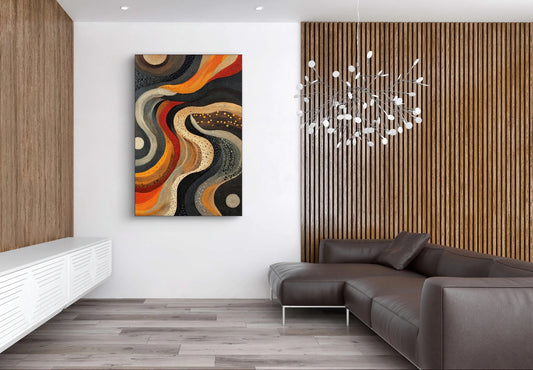Moderne wanddecoratie met abstracte golven in oranje, zwart, beige en bruin in een stijlvol interieur met houten accenten
