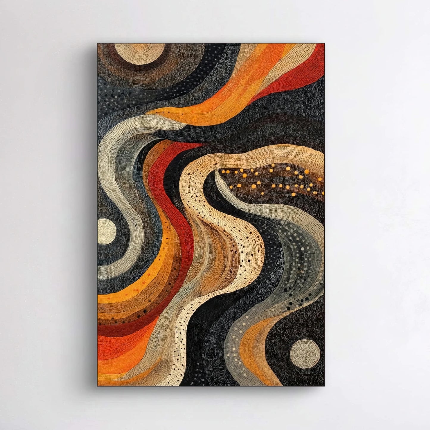 Detail van abstract kunstwerk met vloeiende lijnen en stippen in warme tinten zoals oranje, crème en bruin
