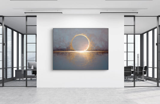 Abstract kunstwerk in goud en blauw tonen aan witte muur in modern kantoorinterieur
