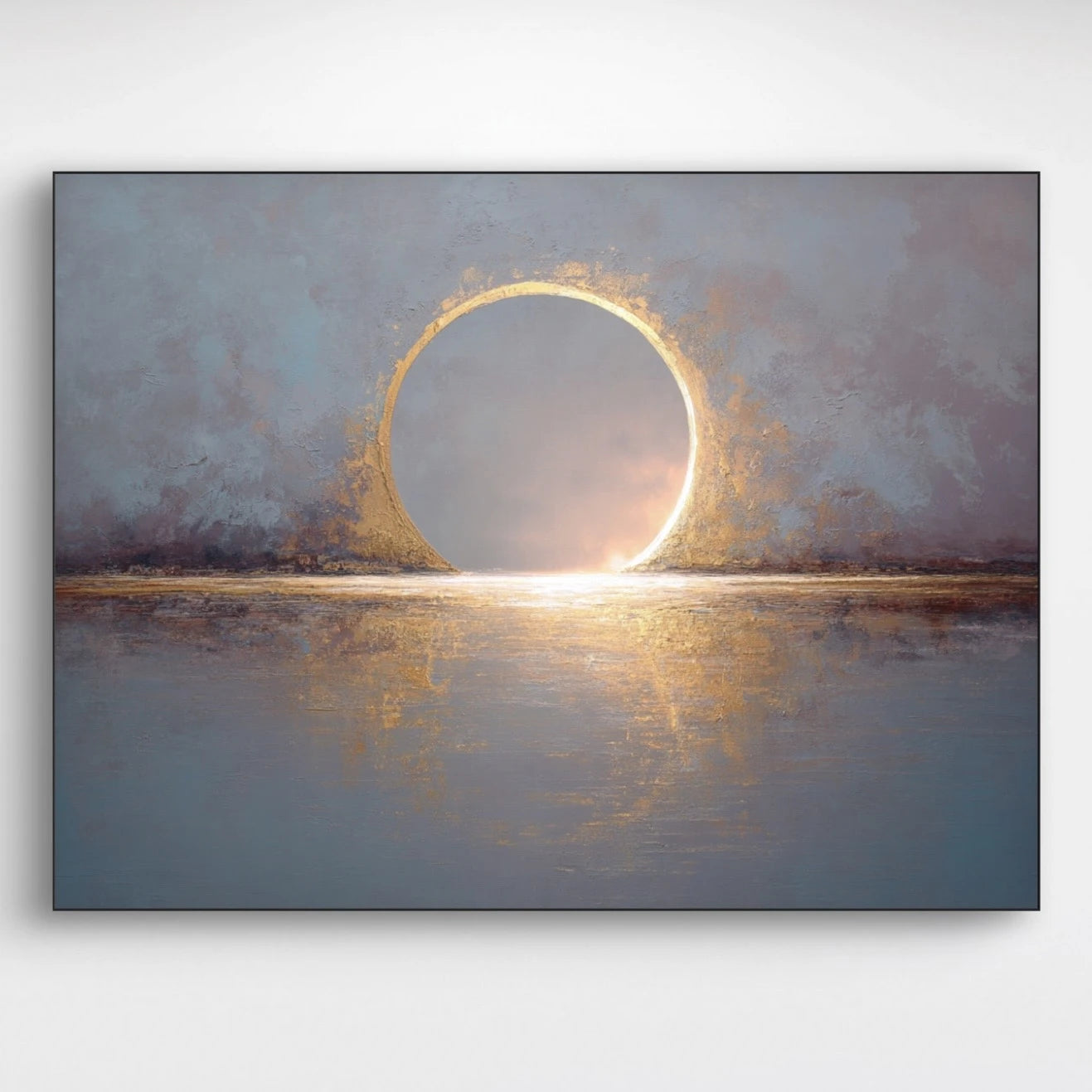 Detail van gouden cirkelvorm op blauwe achtergrond met lichte reflectie
