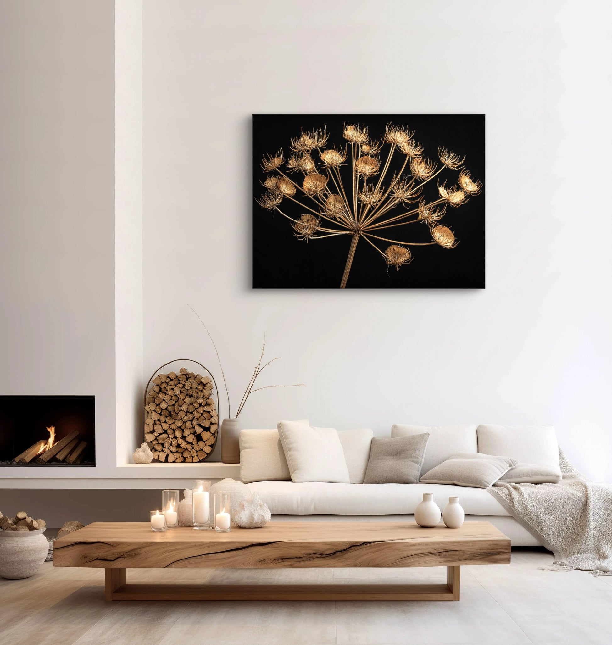 Mock-up van kunstwerk Kroon van de Nacht aan de muur boven lichte bank en houten tafel met kaarsen 
