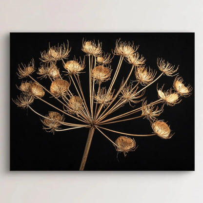 Detailopname van kunstwerk Kroon van de Nacht met gouden bloemstructuur tegen zwarte achtergrond 
