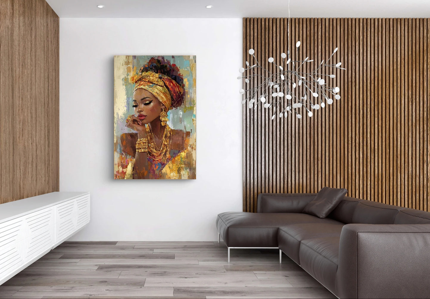 Textielkunstwerk Kroon van Goud, Ziel van Vuur in modern interieur met houten lattenwand en leren bank  
