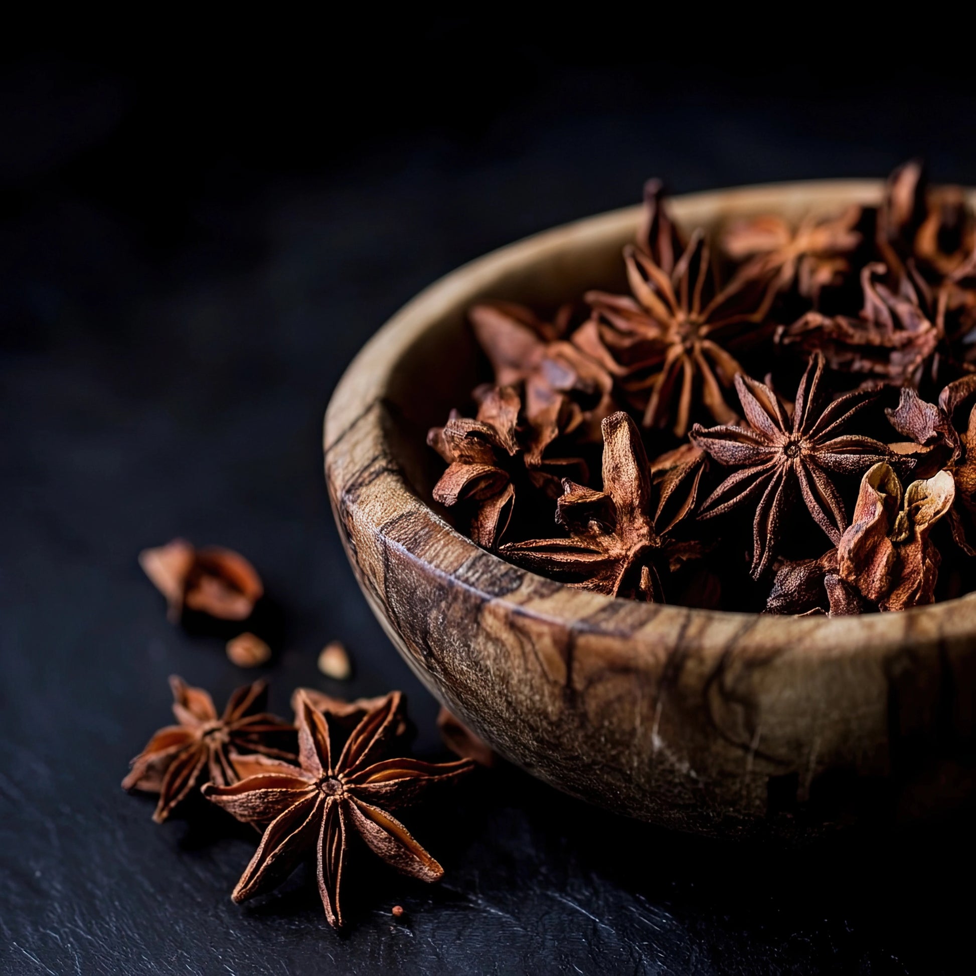 Volledige weergave van Kruidenschat met stervormige specerijen in een rustieke houten schaal
