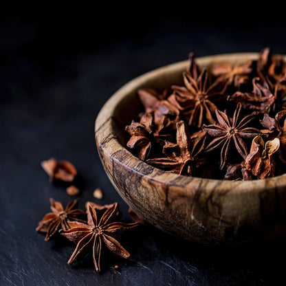 Volledige weergave van Kruidenschat met stervormige specerijen in een rustieke houten schaal
