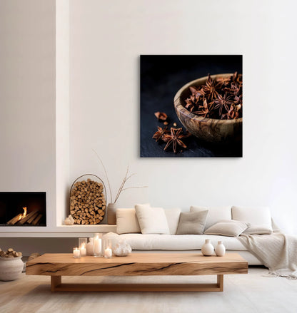 Textielkunstwerk Kruidenschat boven beige bank met houten tafel en kaarsen
