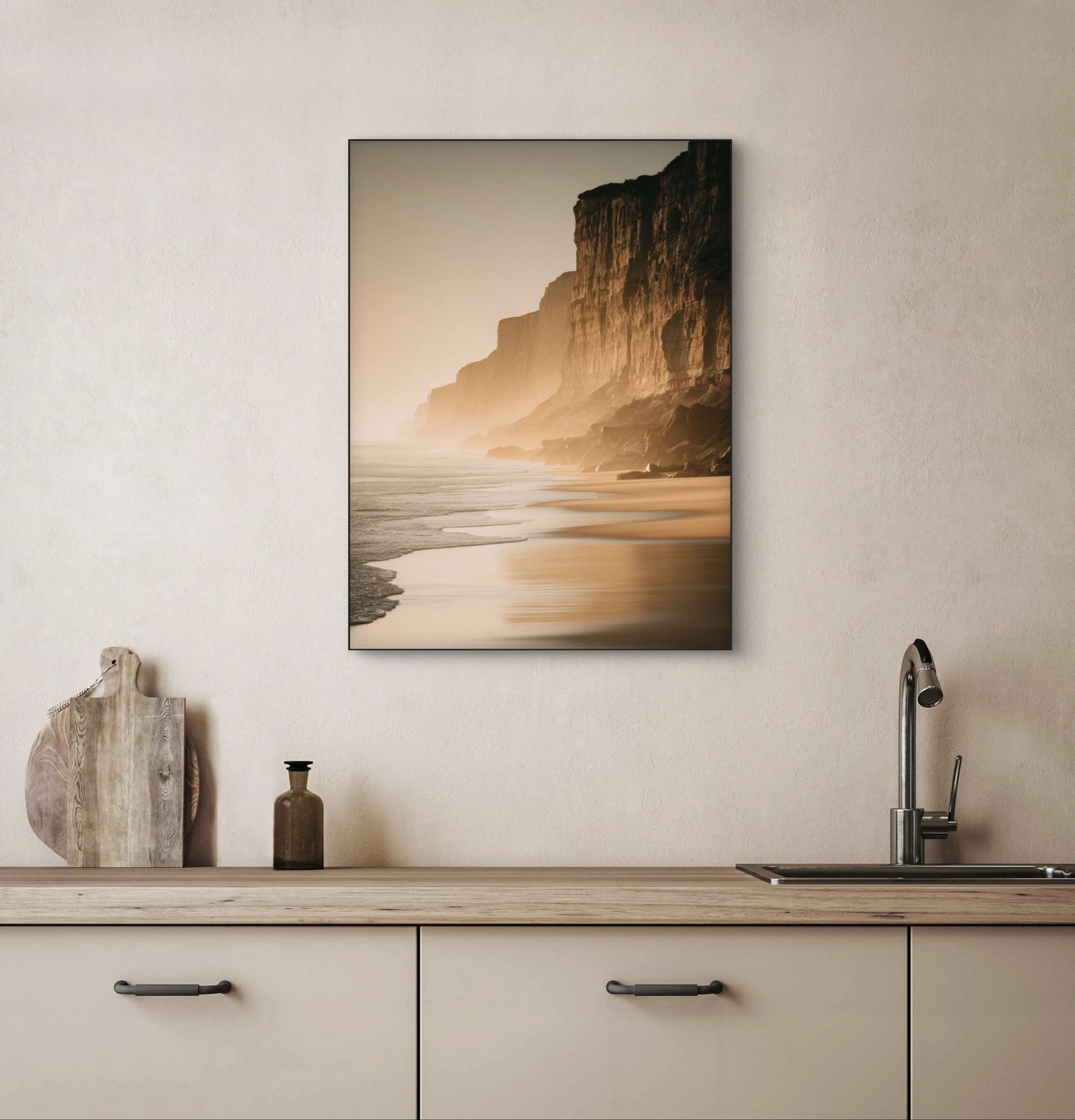 Fotokunstwerk van rotsachtige kustlijn in warm licht boven een keukenblad met houten accenten
