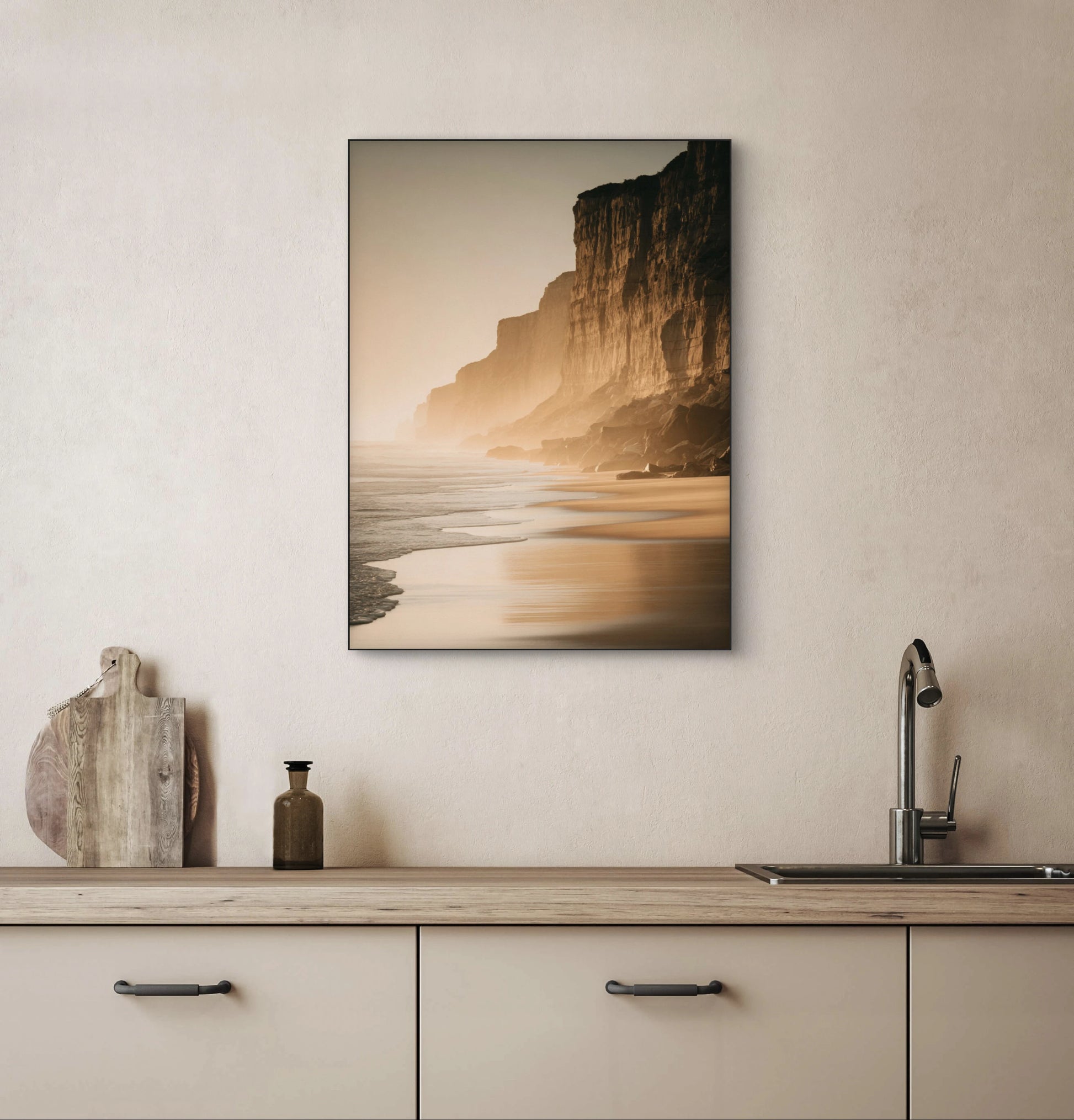 Fotokunstwerk van rotsachtige kustlijn in warm licht boven een keukenblad met houten accenten
