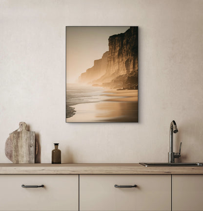 Fotokunstwerk van rotsachtige kustlijn in warm licht boven een keukenblad met houten accenten
