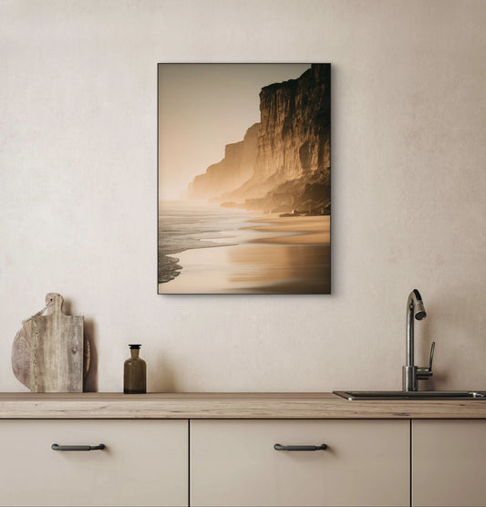 Fotokunstwerk van rotsachtige kustlijn in warm licht boven een keukenblad met houten accenten
