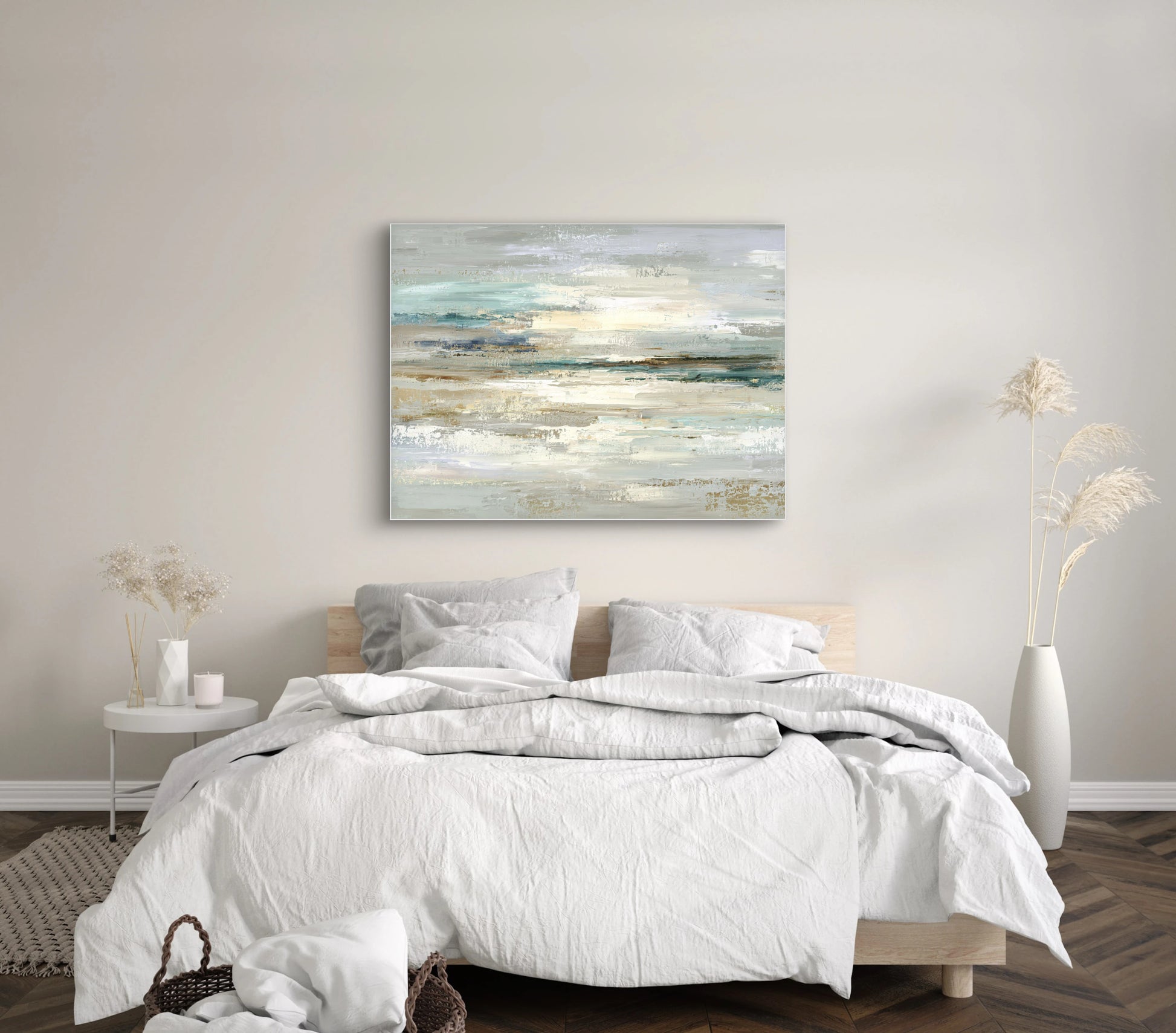 Abstract kunstwerk in zand en turquoise tinten boven bed met witte lakens in rustige slaapkamer
