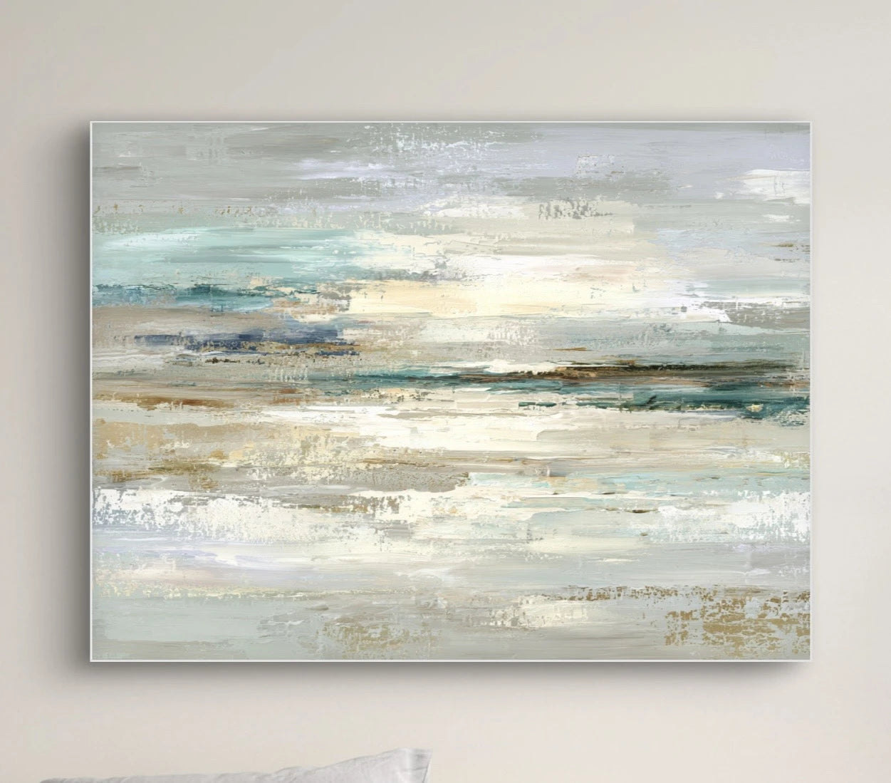 Detail van penseelstreken in zand, wit en turquoise met subtiele glans en textuur
