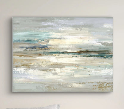 Detail van penseelstreken in zand, wit en turquoise met subtiele glans en textuur
