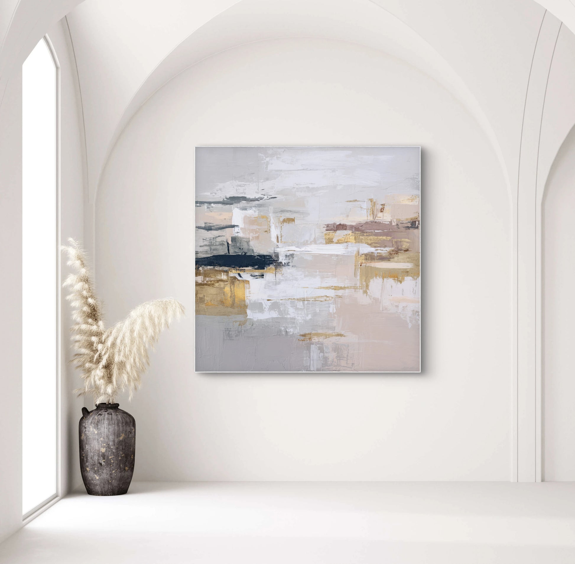 Abstract kunstwerk in wit, beige en goud tonen aan lichte muur met vaas met pluimen
