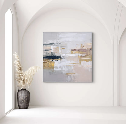 Abstract kunstwerk in wit, beige en goud tonen aan lichte muur met vaas met pluimen
