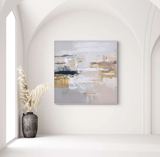 Abstract kunstwerk in wit, beige en goud tonen aan lichte muur met vaas met pluimen
