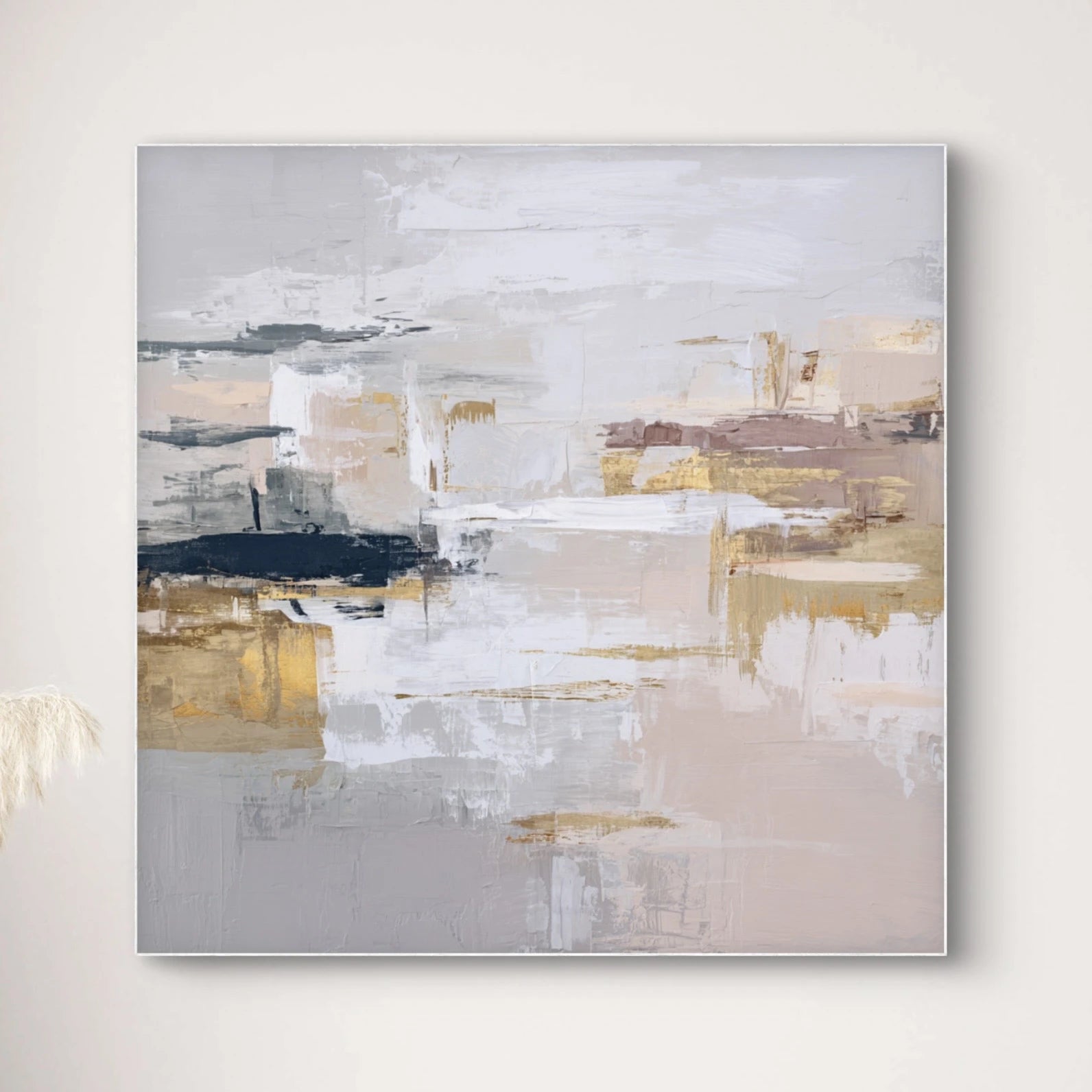 Detail van gelaagde penseelstreken in beige, wit en goud tinten
