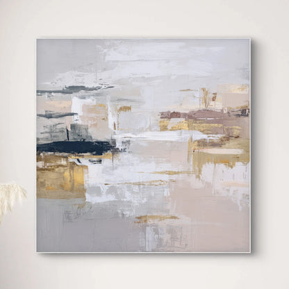 Detail van gelaagde penseelstreken in beige, wit en goud tinten
