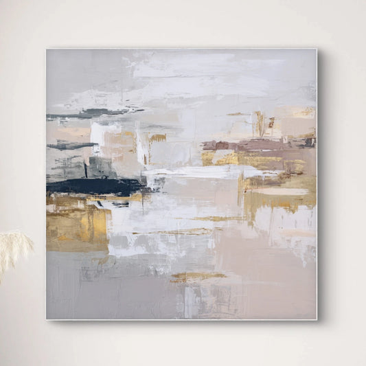 Detail van gelaagde penseelstreken in beige, wit en goud tinten
