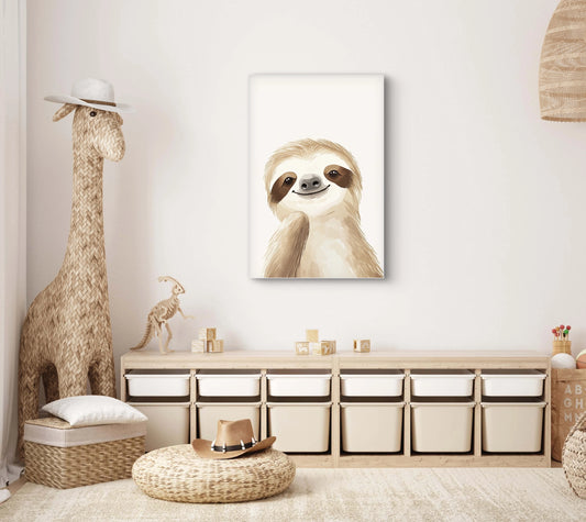 Mock-up van kinderkamer met kunstwerk van een glimlachende luiaard aan een lichte muur boven houten opbergbakken en speelgoed.
