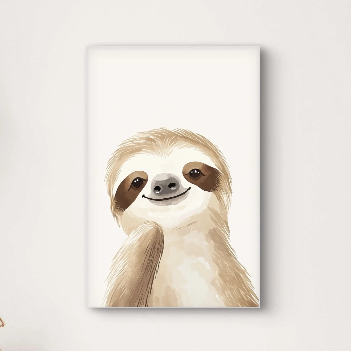 Detailweergave van een schattige luiaard met zachte vacht en rustige uitstraling, getekend op een witte achtergrond.
