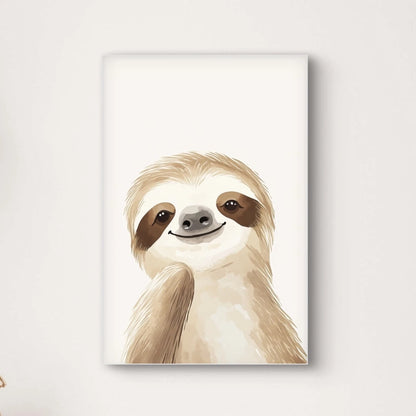 Detailweergave van een schattige luiaard met zachte vacht en rustige uitstraling, getekend op een witte achtergrond.
