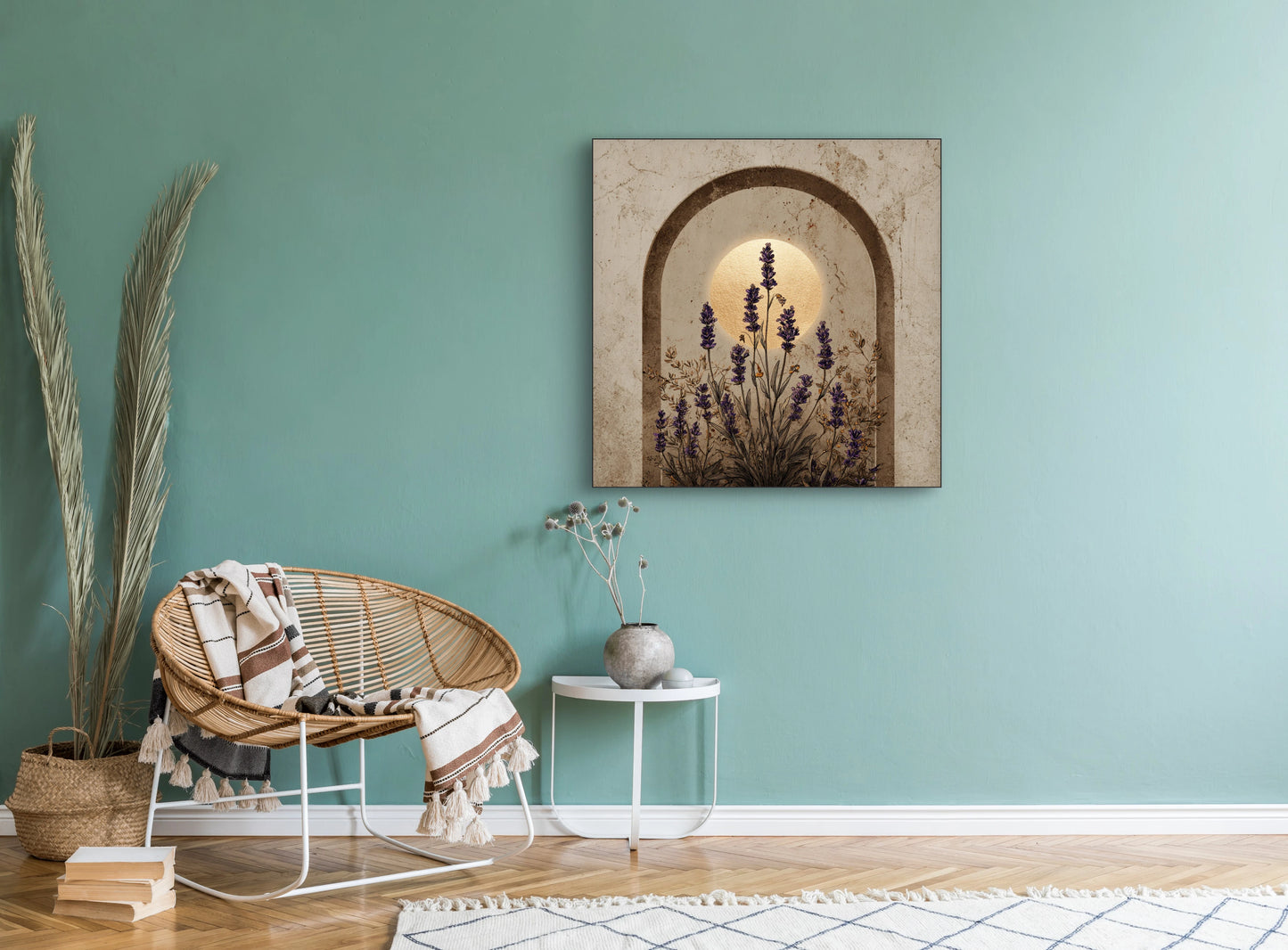 Kunstwerk met lavendelbloemen in een stenen boogopening aan de muur boven een rotan stoel in een modern interieur
