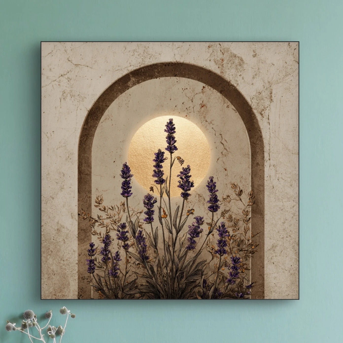 Detail van lavendelbloemen in een stenen boog met lichtinval
