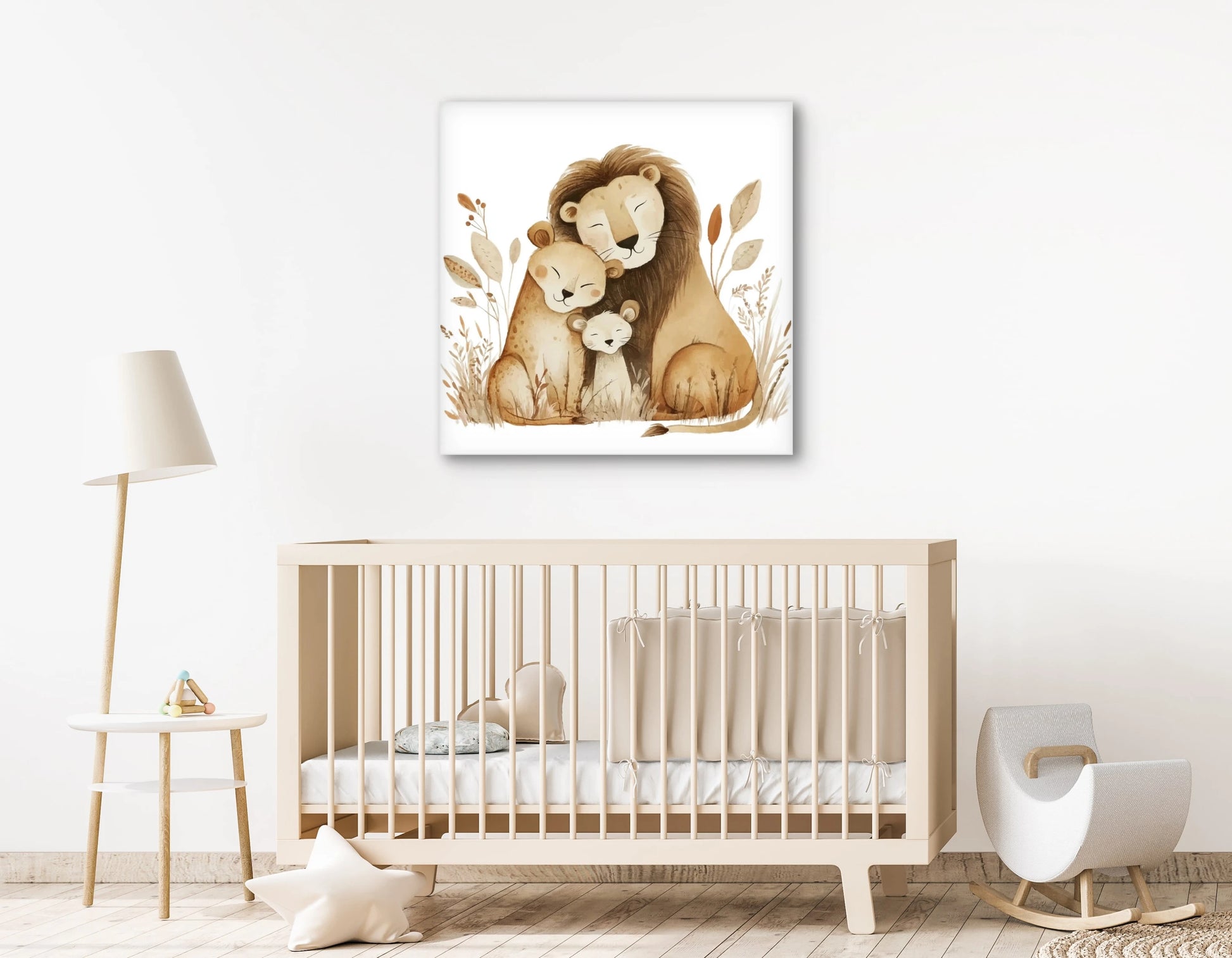 Mock-up van babykamer met kunstwerk van een knuffelend leeuwengezin boven een beige wieg in een lichte, rustige interieurstijl.
