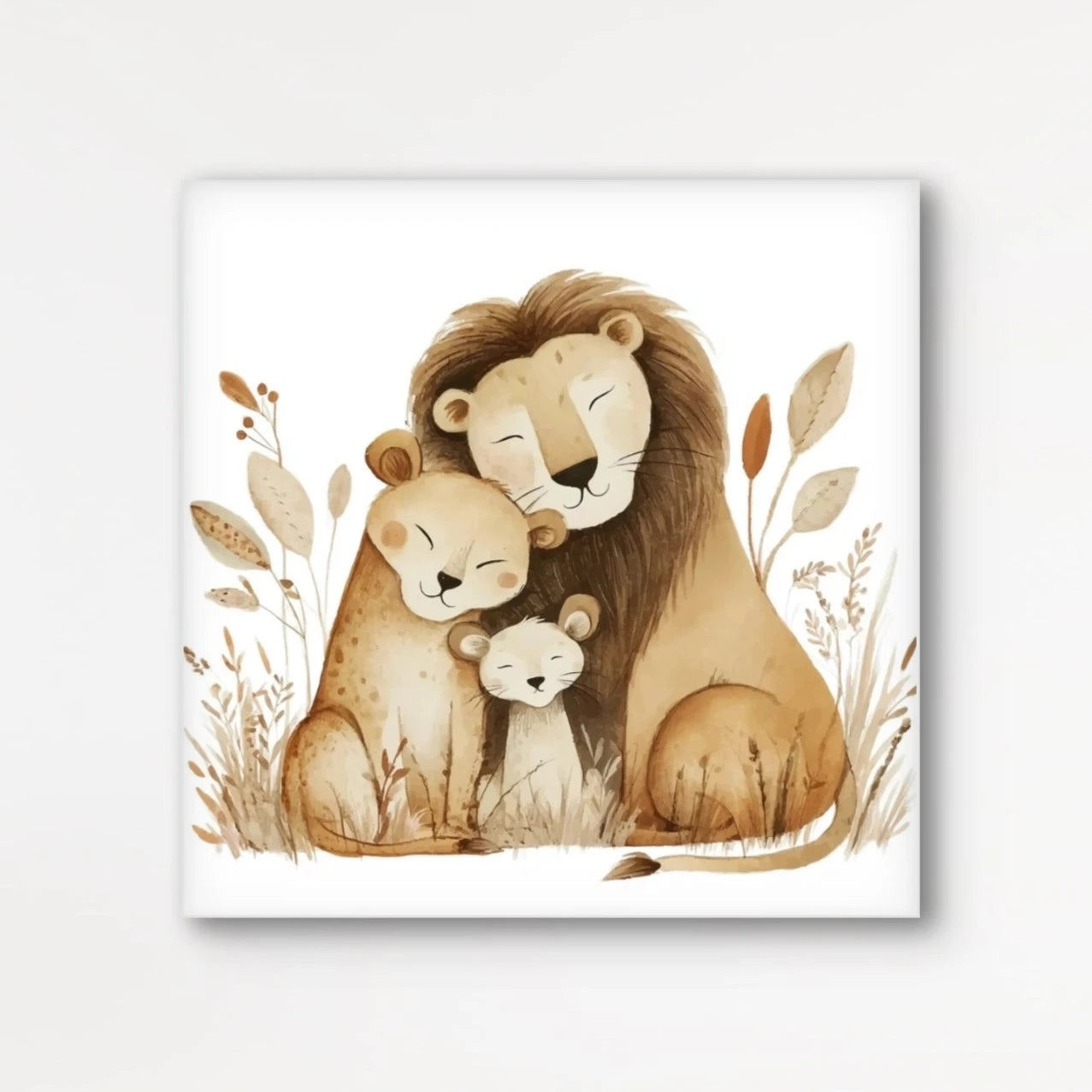 Detailweergave van een mannetjesleeuw, leeuwin en welpje die dicht tegen elkaar aan zitten met gesloten ogen, omringd door bladeren in aardetinten.

