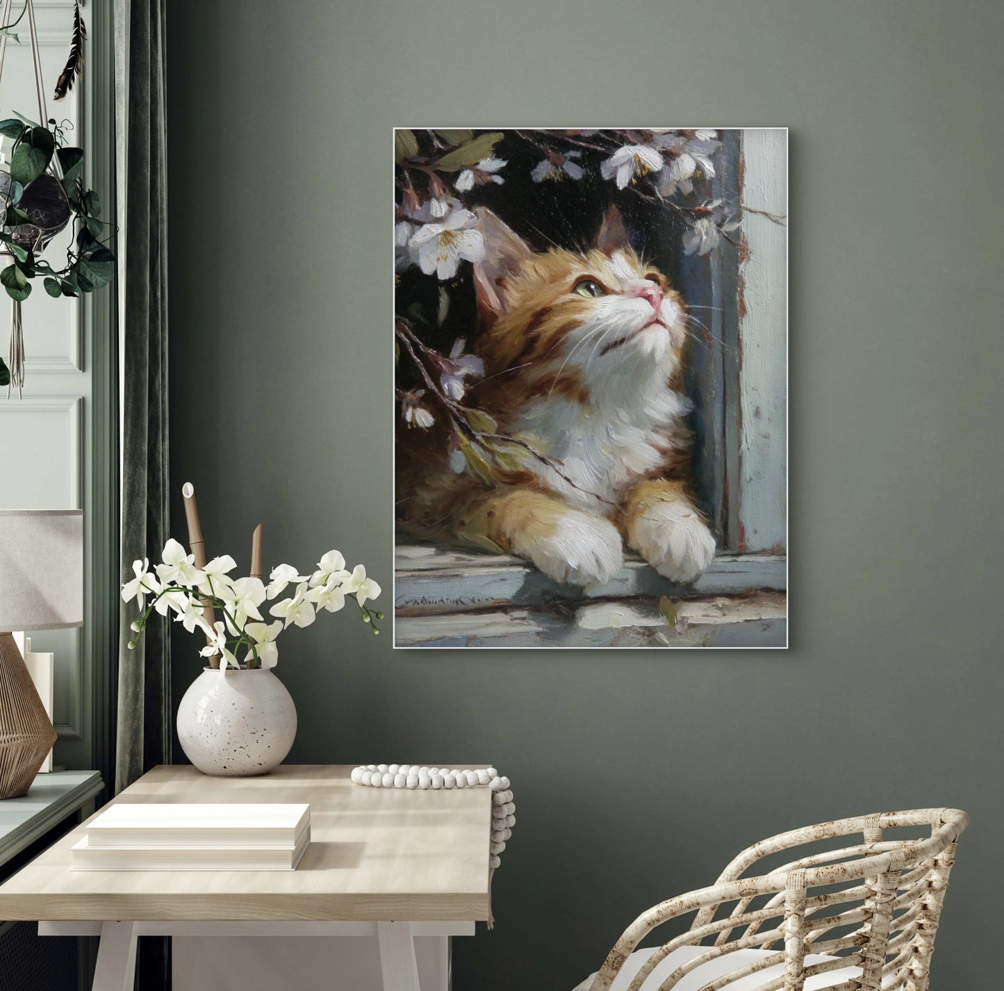 Mock-up van Lenteblik aan de muur boven een houten bureau met bloemenvaas  
