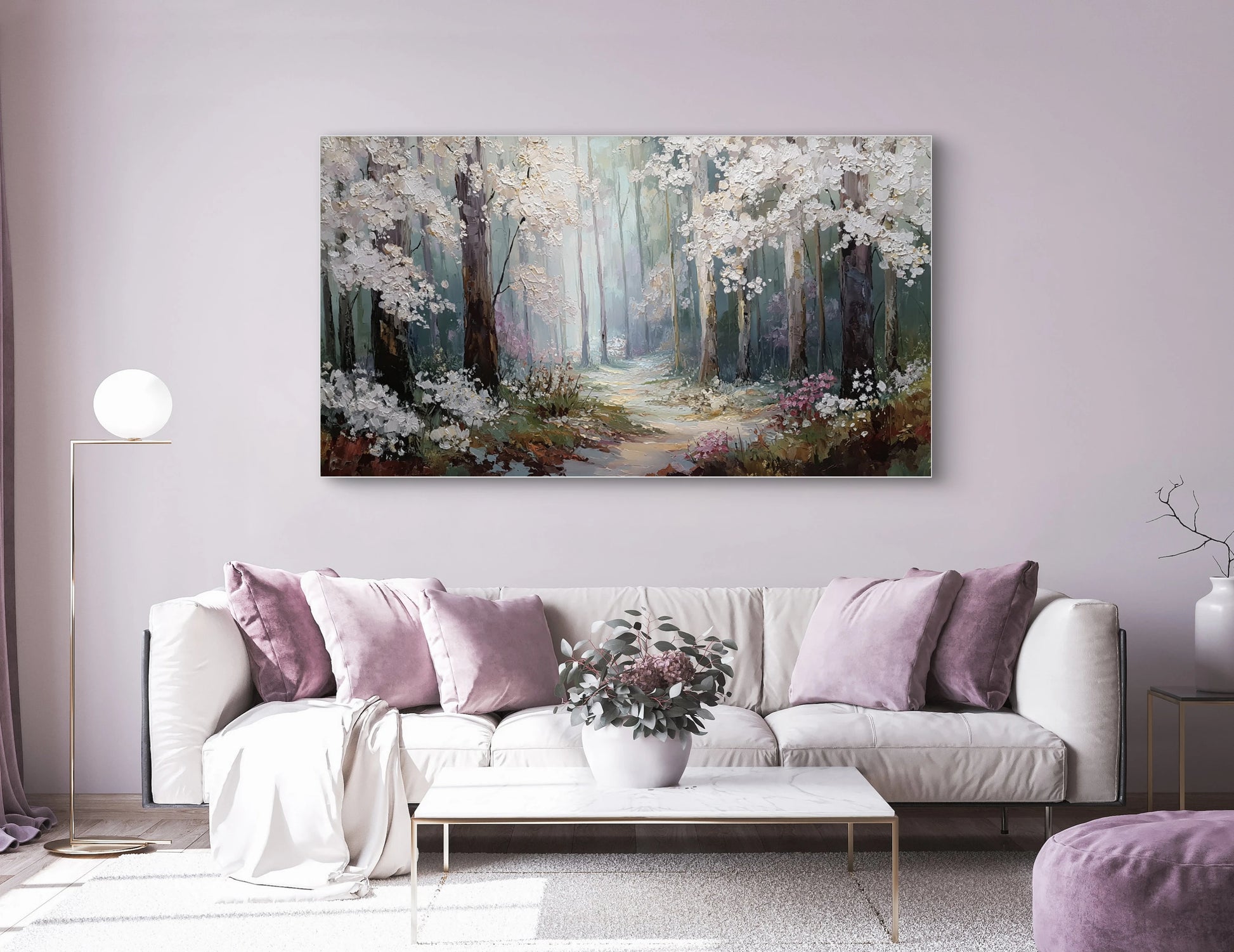 Schilderachtig bos met bloesem in witte en roze tinten boven een bank met paarse kussens
