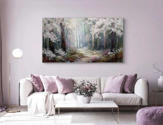 Schilderachtig bos met bloesem in witte en roze tinten boven een bank met paarse kussens
