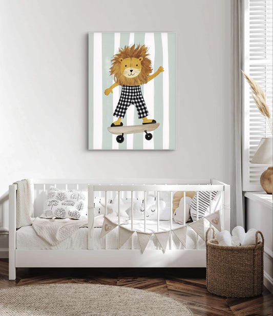 Mock-up van een kinderkamer met kunstwerk van een leeuw op een skateboard tegen een gestreepte achtergrond, boven een wit kinderbed.
