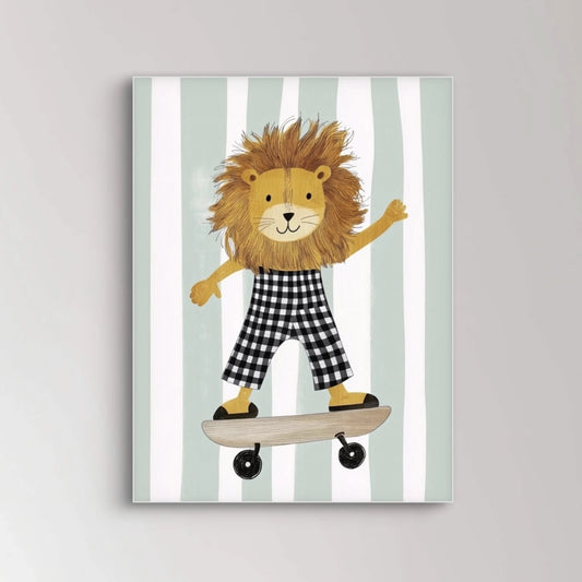 Detailweergave van een lachende leeuw in zwart-witte tuinbroek, rijdend op een skateboard met groene en witte strepen op de achtergrond.
