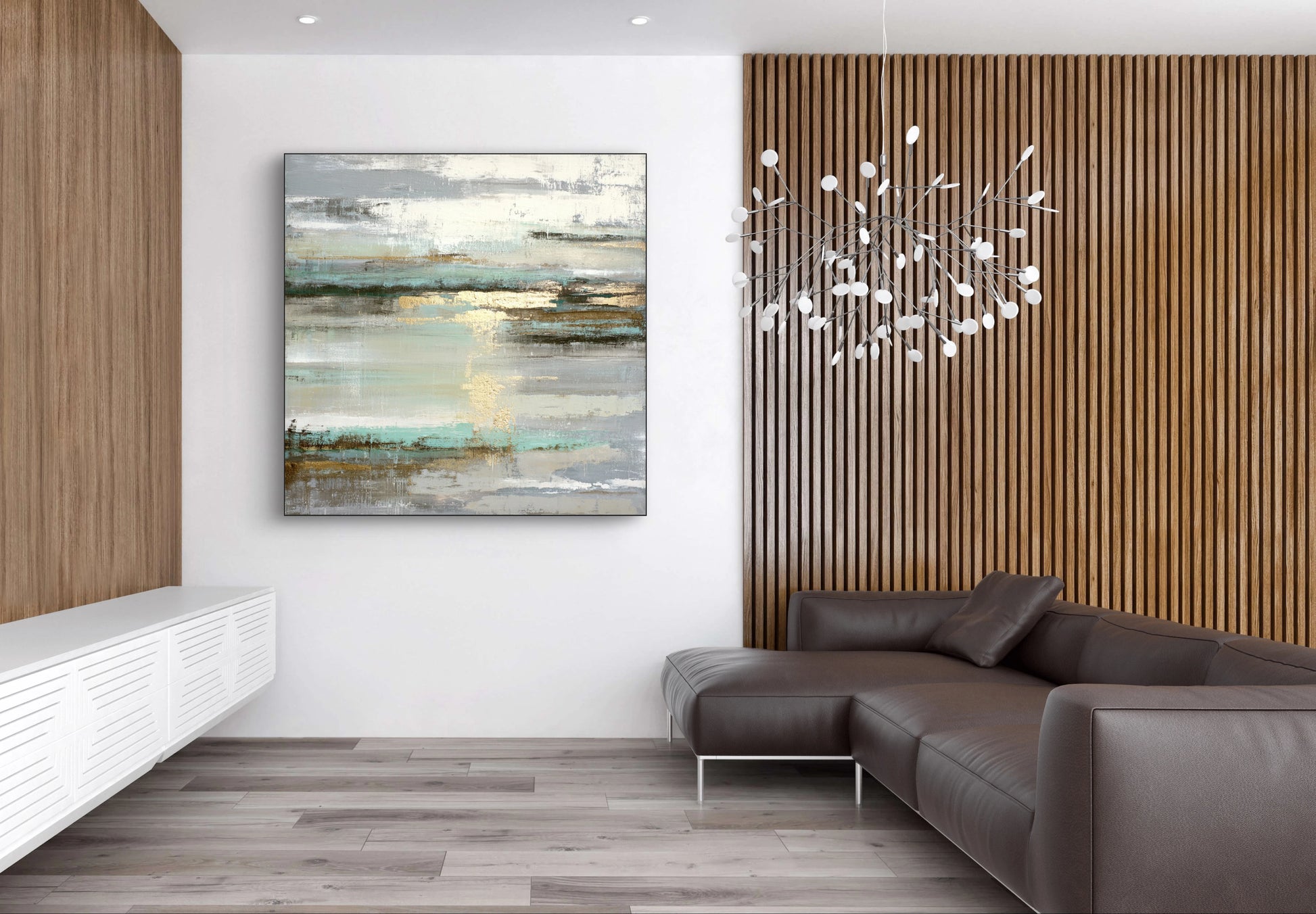 Abstract kunstwerk in wit, goud en groenblauw tonen boven moderne bank in woonkamer
